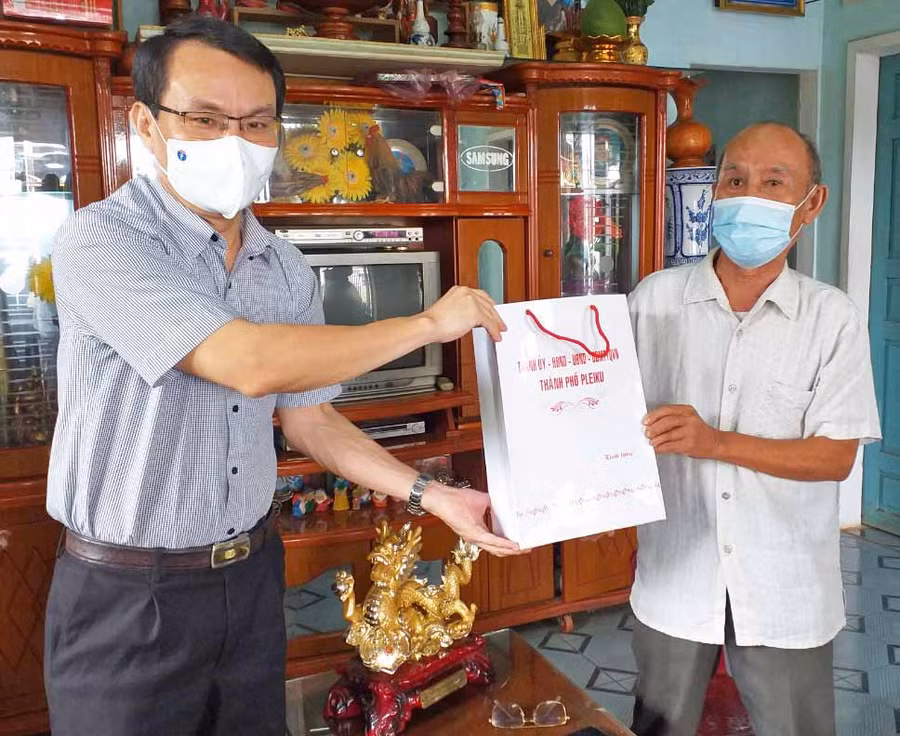 -Bí thư Thành ủy Trịnh Duy Thuân thăm và tặng quà ông Hoàng Lệ Kha, là thương binh hạng ¼ ở phường Yên Thế (4175, 4179) ảnh Thanh Nhật
