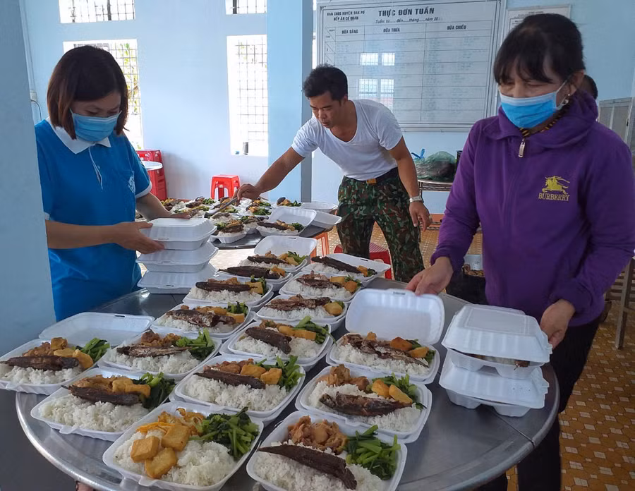 Tại huyện Đak Pơ, Hội Liên hiệp Phụ nữ huyện phân công 2 chị/ngày luân phiên nấu ăn tại các khu cách ly.