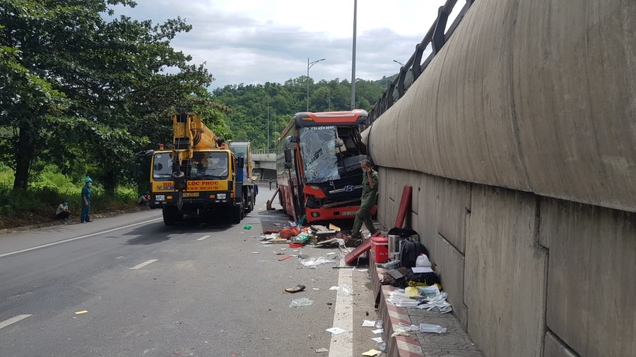 Vụ tai nạn không thiệt hại về người nhưng gây ùn tắc cục bộ. Ảnh: Thu Cúc  Vụ tai nạn không thiệt hại về người nhưng gây ùn tắc cục bộ. Ảnh: Thu Cúc