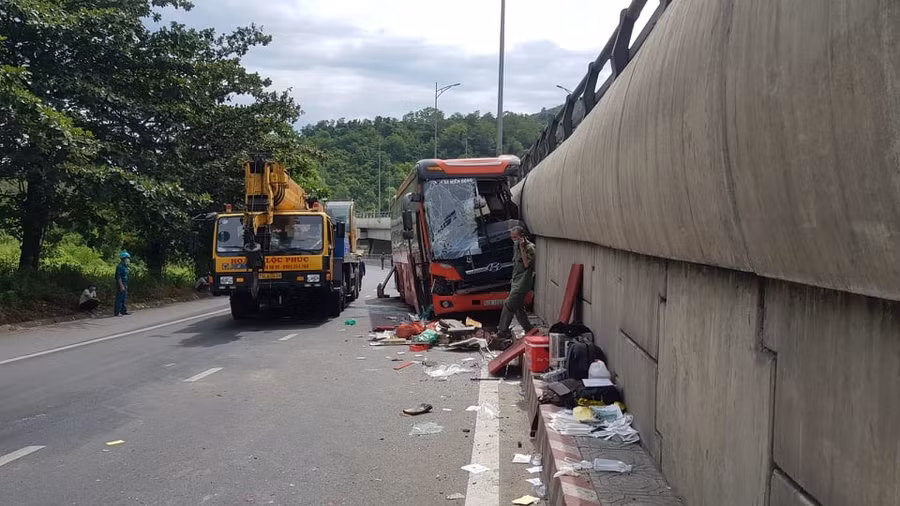  Vụ tai nạn không thiệt hại về người nhưng gây ùn tắc cục bộ. Ảnh: Thu Cúc