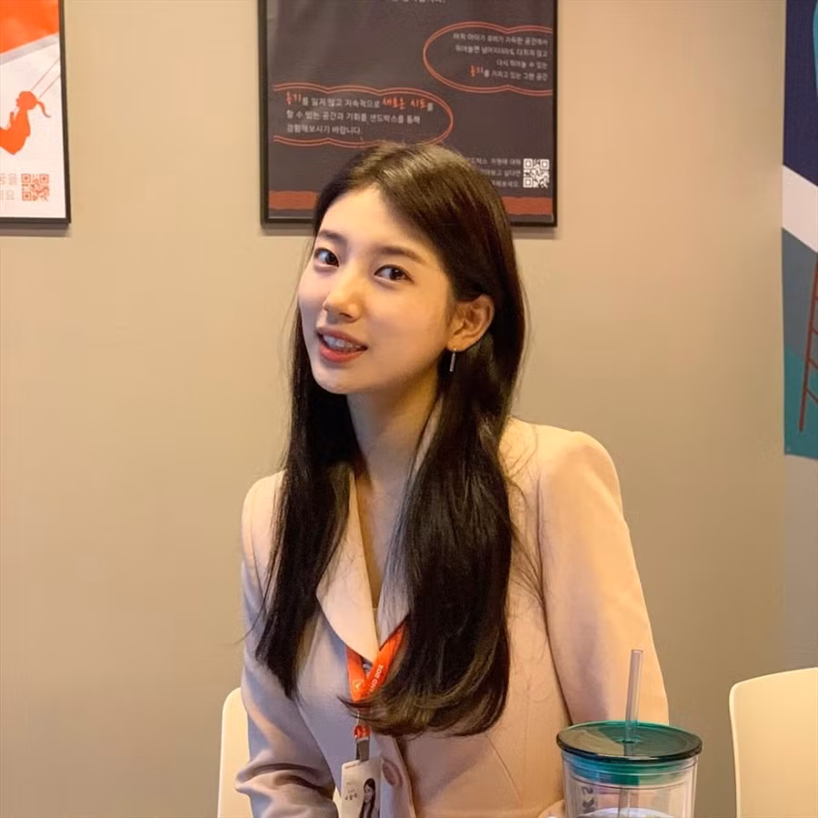 Suzy sinh năm 1994. Cô được biết đến là thành viên của nhóm nhạc Miss A. Ngay từ khi mới ra mắt, nữ ca sĩ đã gây chú ý với công chúng bởi ngoại hình nổi trội. Ảnh: AFP.