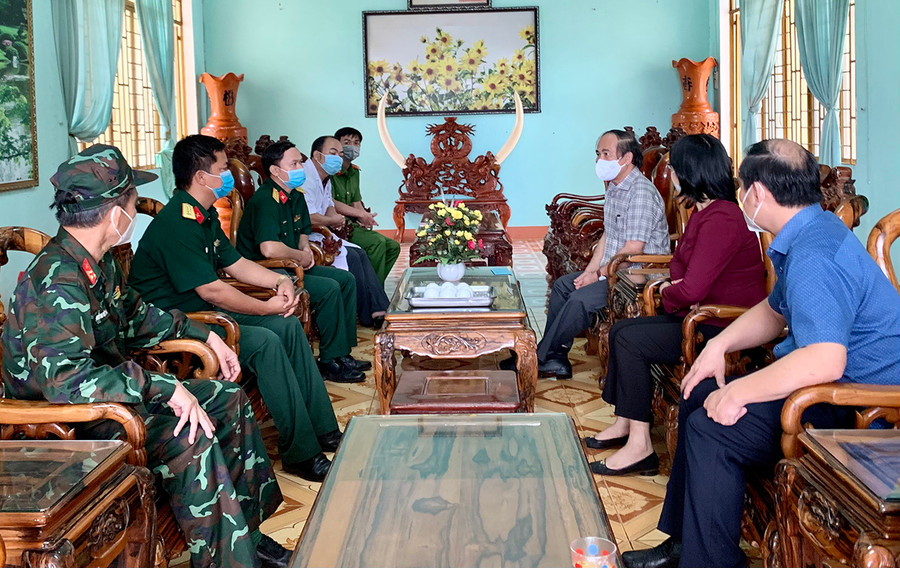 Chủ tịch UBND tỉnh Võ Ngọc Thành nắm tình hình tại các khu cách ly do Bộ Chỉ huy Quân sự tỉnh quản lý. Ảnh: Như Nguyện