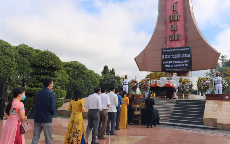 Lãnh đạo cùng nhân dân thành phố Kon Tum dâng hương viếng hai liệt sĩ.