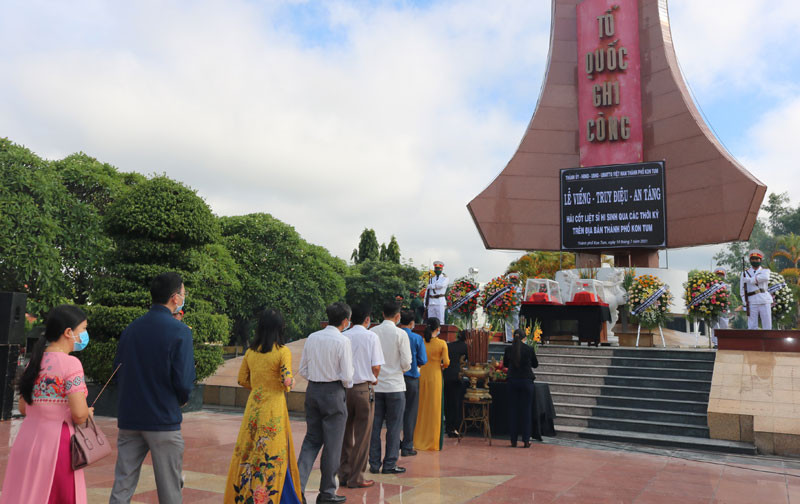 Lãnh đạo cùng nhân dân thành phố Kon Tum dâng hương viếng hai liệt sĩ.