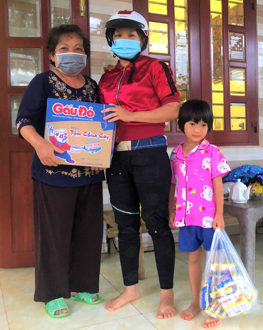 Bà Trần Thị Ánh Nguyệt (bìa trái; thôn Đồng Tâm, xã Bàu Cạn, huyện Chư Prông) thường xuyên giúp đỡ người gặp hoàn cảnh khó khăn trong cuộc sống. Ảnh: Đinh Yến