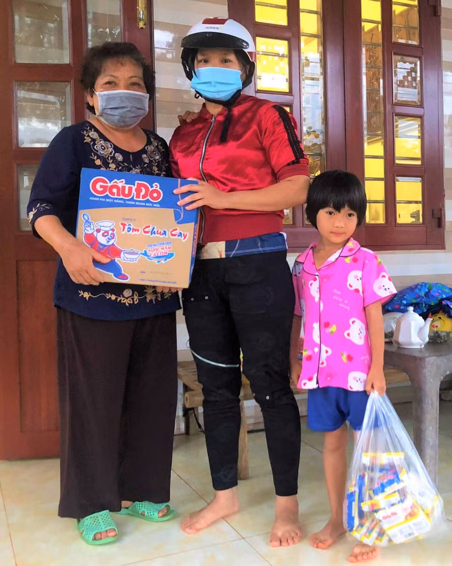 Bà Trần Thị Ánh Nguyệt (bìa trái; thôn Đồng Tâm, xã Bàu Cạn, huyện Chư Prông) thường xuyên giúp đỡ người gặp hoàn cảnh khó khăn trong cuộc sống. Ảnh: Đinh Yến