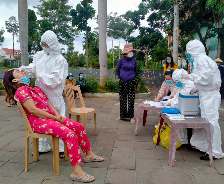 Huyện Kbang phối hợp với Trung tâm Kiểm soát bệnh tật tỉnh lấy mẫu xét nghiệm Covid-19 ở một số trọng điểm liên quan đến trường hợp F0. Ảnh: Ngọc Minh Huyện Kbang phối hợp với Trung tâm Kiểm soát bệnh tật tỉnh lấy mẫu xét nghiệm Covid-19 ở một số trọng điểm mà F0 đi đến để giảm nguy cơ lây lan Covid-19 trong cộng đồng. Ảnh: Ngọc Minh