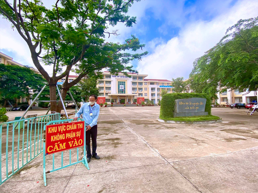 Khu vực chấm thi tốt nghiệp THPT năm 2021 được bố trí tại Trường THPT chuyên Hùng Vương. Ảnh: Hồng Thi 1- Khu vực chấm thi tốt nghiệp THPT năm 2021 được bố trí tại Trường THPT chuyên Hùng Vương. Ảnh: Hồng Thi.