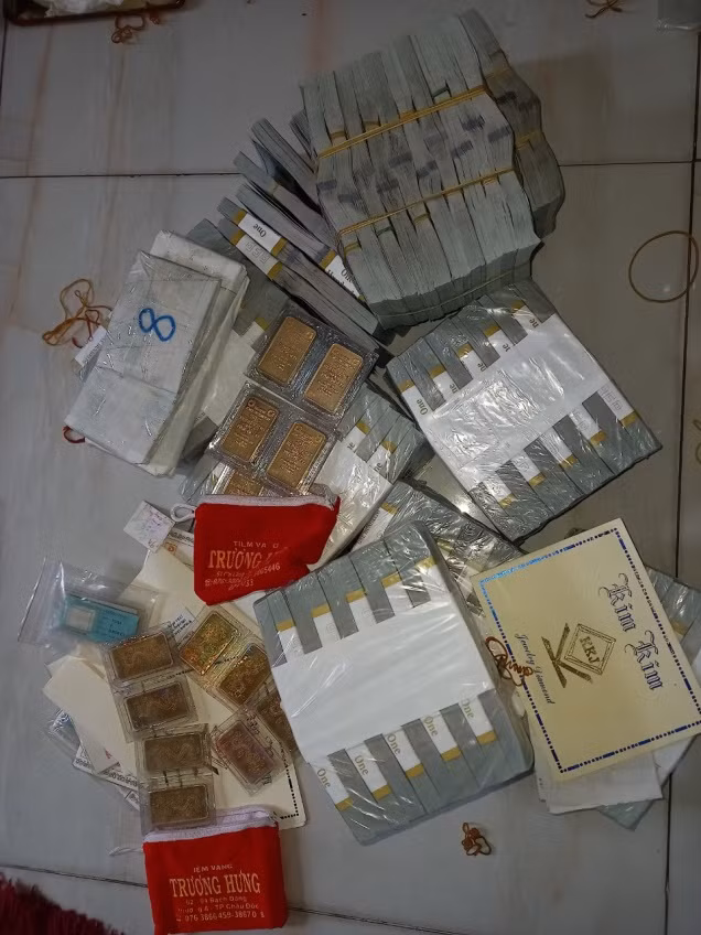 Đô la và vàng thu giữ khi khám xét tại các nhà đối tượng