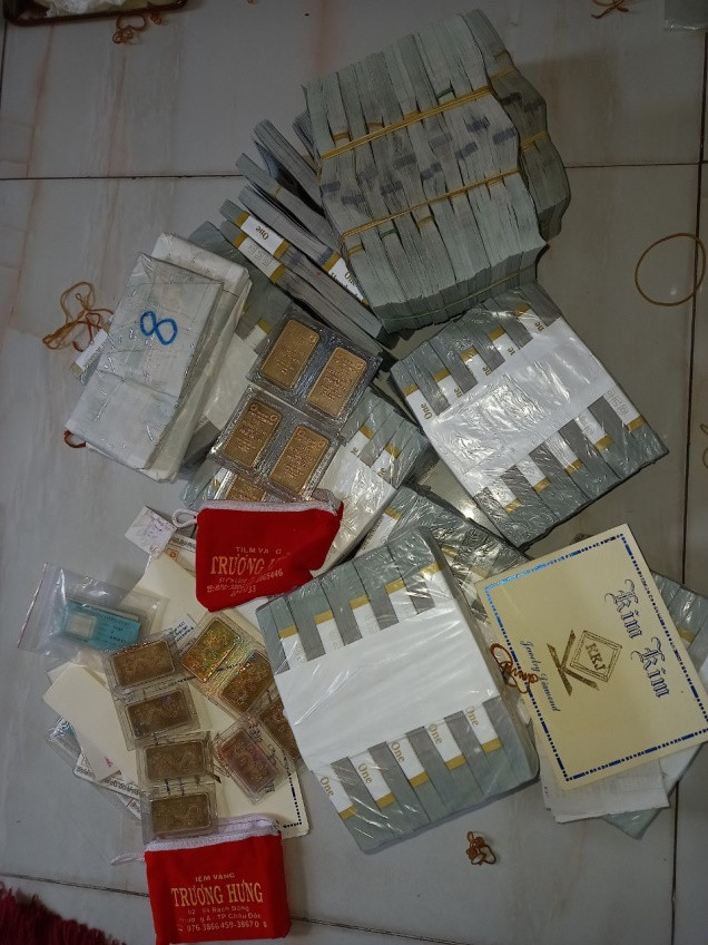 Đô la và vàng thu giữ khi khám xét tại các nhà đối tượng Đô la và vàng thu giữ khi khám xét tại các nhà đối tượng