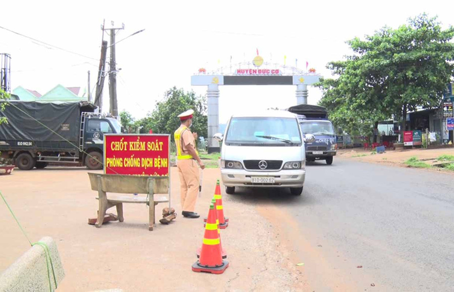 Chốt kiểm soát phòng-chống dịch Covid-19 tại khu vực cổng chào huyện Đức Cơ. Ảnh: Mỹ Duyên