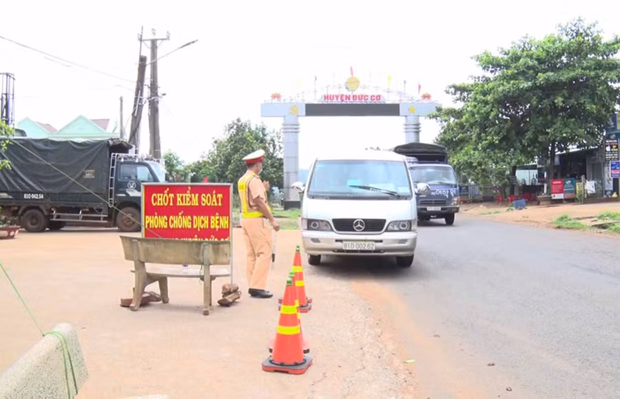 Chốt kiểm soát phòng-chống dịch Covid-19 tại khu vực cổng chào huyện Đức Cơ. Ảnh: Mỹ Duyên