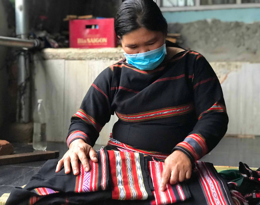 Chị H'Yưt tự hào với đường nét hoa văn của thổ cẩm làng Chuet Ngol. Ảnh Trần Dung