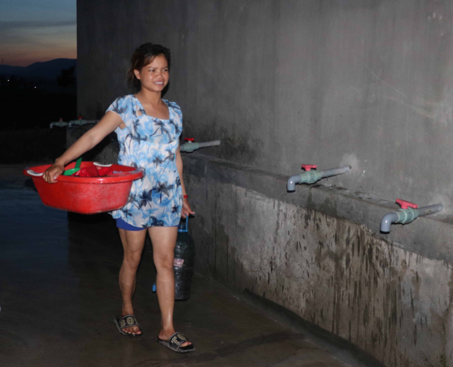 Các bể nước tập trung đi vào hoạt động giúp gia đình chị Đinh Thị Sam (làng Pơ Nang, xã Tú An, thị xã An Khê) và dân làng có nguồn nước sách sử dụng. Ảnh Ngọc Minh