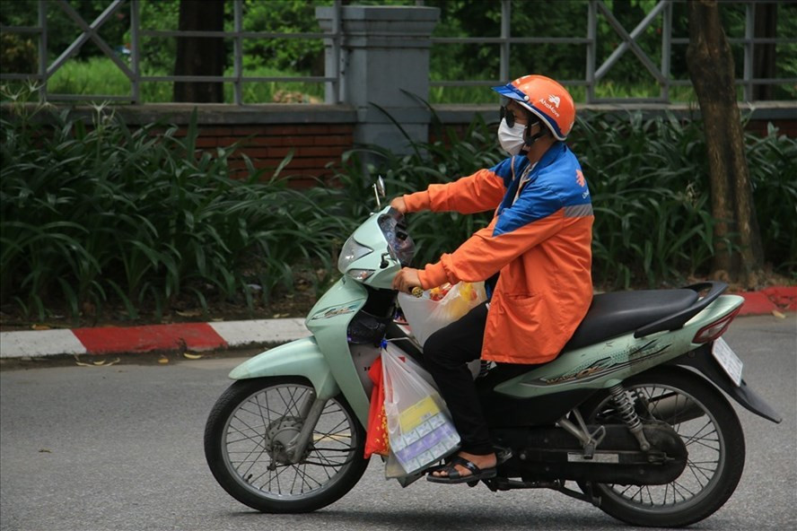 Cục Thương mại điện tử và Kinh tế số đề nghị tạo điều kiện cho các sàn TMĐT và đơn vị vận chuyển phân phối hàng hóa thiết yếu. Ảnh: Cường Ngô