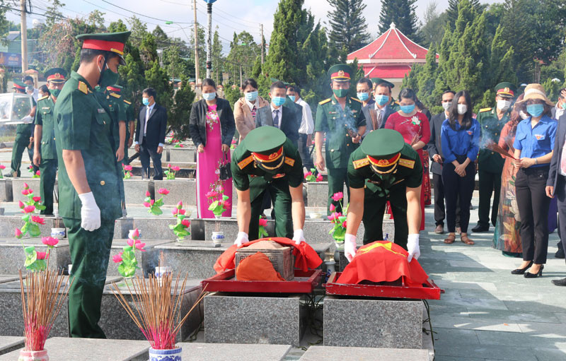 Hài cốt hai liệt sĩ được an táng tại Nghĩa trang liệt sĩ tỉnh Kon Tum.