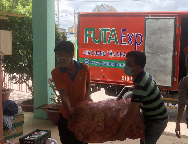 Nhà xe Phương Trang tặng hơn 500 ky rau xanh cho bà con phường Trường Thạnh. Ảnh Bùi Phụ