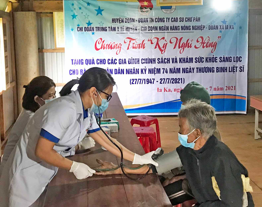 Các y-bác sĩ khám sức khỏe cho người dân làng Bui (xã Ia Ka). Ảnh P.L