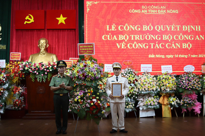 Trung tướng Trần Quốc Tỏ trao quyết định của Bộ trưởng Bộ Công an cho Đại tá Bùi Quang Thanh Trung tướng Trần Quốc Tỏ trao quyết định của Bộ trưởng Bộ Công an cho Đại tá Bùi Quang Thanh