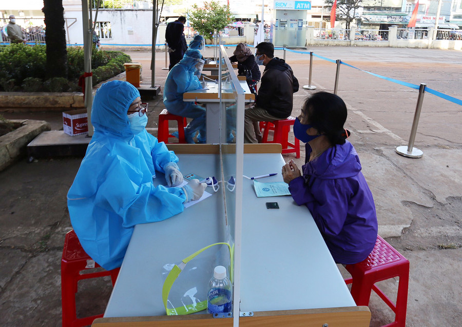 Lực lượng chức năng giám sát y tế người về từ vùng dịch. Ảnh: Văn Ngọc Lực lượng chức năng giám sát y tế người về từ vùng dịch. Ảnh: Văn Ngọc