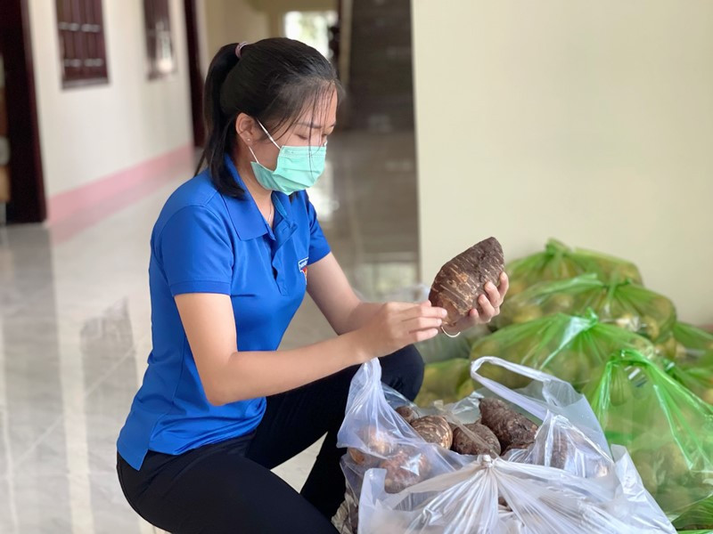  Chủ tịch Hội Liên hiệp Phụ nữ tỉnh Kon Tum Y Phương tiếp nhận củ, quả do Hội Liên hiệp Phụ nữ Bộ đội Biên phòng tỉnh Kon Tum trao gửi đến phụ nữ TP Hồ Chí Minh.