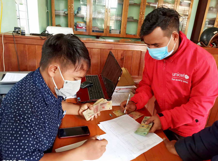 Ảnh 3 Cán bộ kế toán xã Kon Chiêng (huyện Mang Yang) chi trả tiền phụ cấp cho người hoạt động không chuyên trách cấp xã. Ảnh T.B