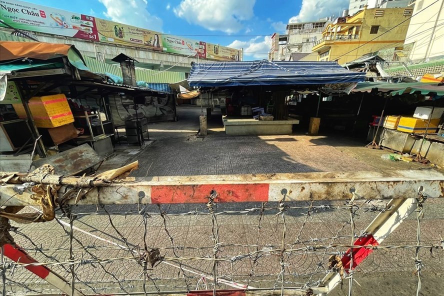 Chợ truyền thống tại TP Hồ Chí Minh đóng cửa, nên rất cần chợ di động bằng xe buýt. Ảnh Anh Tú