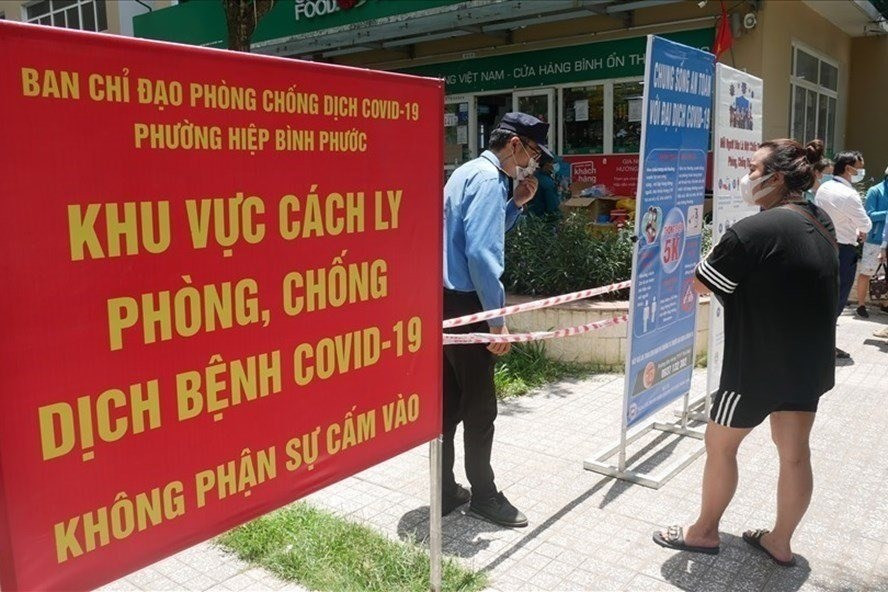  Người dân trong vùng dịch phải chấp hành quy định giãn cách Ảnh LĐO