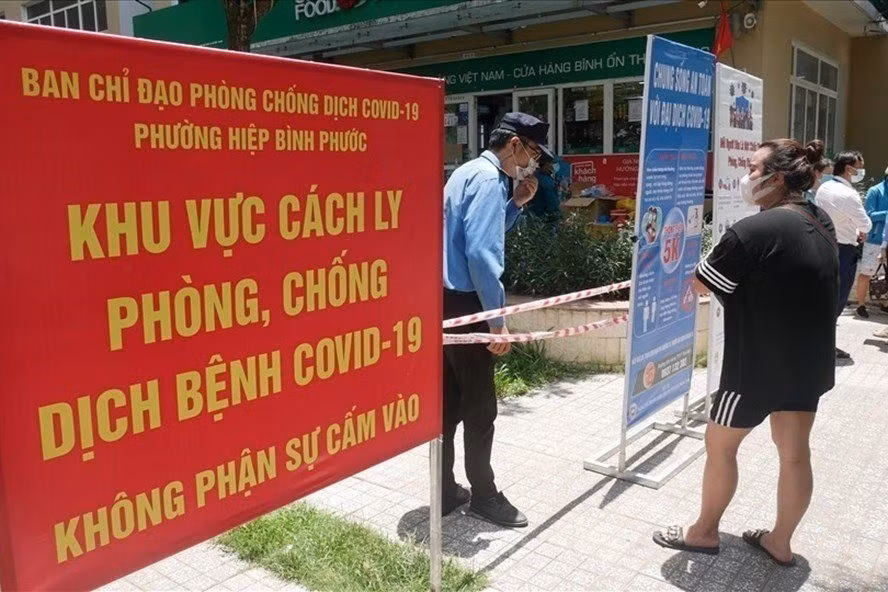  Người dân trong vùng dịch phải chấp hành quy định giãn cách Ảnh LĐO