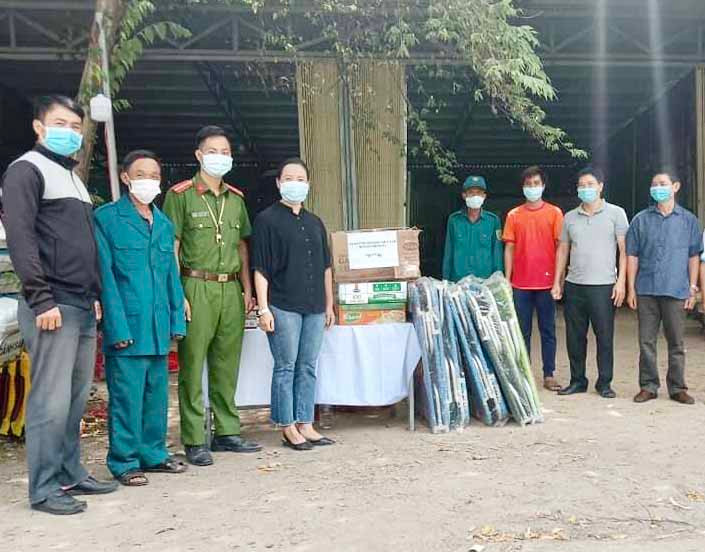 Ban Thường trực Uỷ ban MTTQ Việt Nam huyện đã đến thăm, tặng quà động viên các đồng chí đang tham gia thực hiện nhiệm vụ kiểm soát dịch tại các chốt kiểm soát dịch Covid 19 trên địa bàn huyện