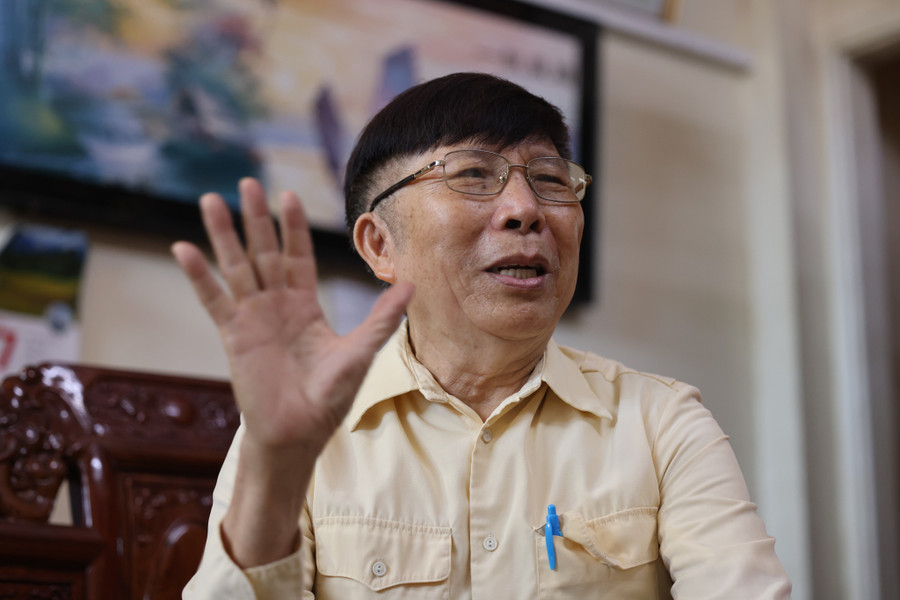 Trung tá Nguyễn Xuân Trình (nguyên thuyền trưởng tàu hộ vệ săn ngầm HQ-17, lữ đoàn 171) kể lại những ngày đối đầu tàu chiến Trung Quốc, bảo vệ chủ quyền Trường Sa, đầu năm 1988 (ảnh chụp tháng 7.2021).ẢNH: NGÔ TRẦN HẢI AN