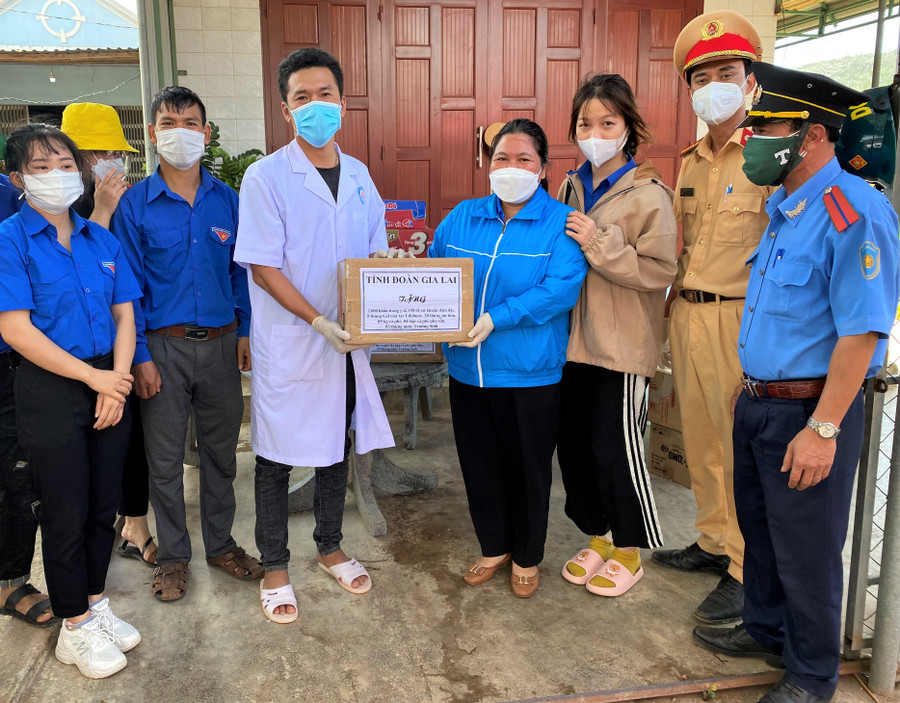  Bí thư Tỉnh Đoàn tặng quà cho chốt kiểm dịch Covid tại đèo An Khê. Ảnh: Hà Đức Thành