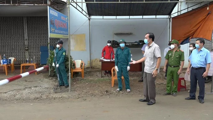 Rau củ được chia vào từng bịch nhỏ phát cho các hộ gia đình