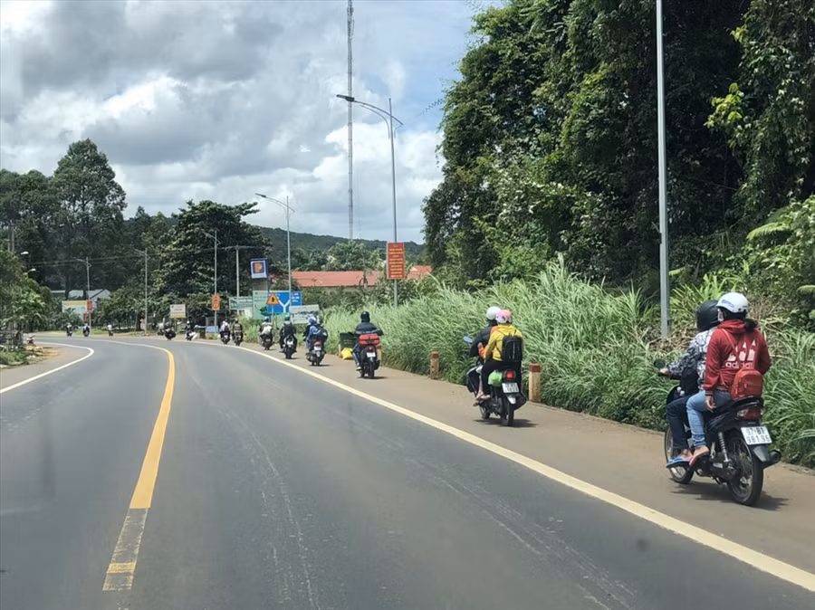 Tỉnh Đắk Nông nổ lực kêu gọi người dân tham gia giao thông an toàn và bảo đảm khoảng cách để phòng chống dịch bệnh COVID-19. Ảnh: Bảo Lâm