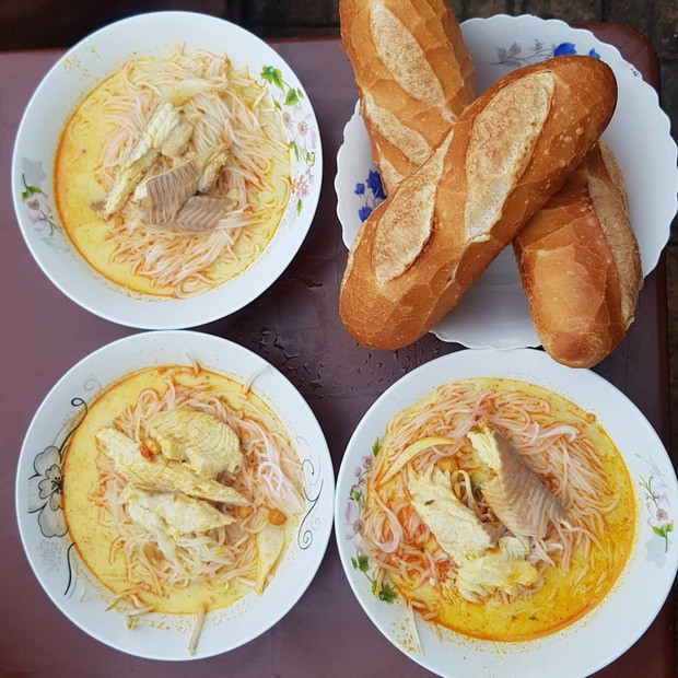 Bún kèn Châu Đốc để cá nguyên miếng, ăn kèm với bánh mì (Ảnh: @michelletang_sgn).