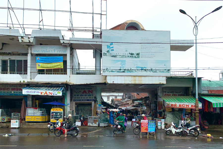 Vì nhiều lý do, Dự án Trung tâm Thương mại Pleiku vẫn chưa được triển khai. Ảnh: Hà Duy Trung tâm Thương mại Pleiku cũ kỹ và xuống cấp. Ảnh: Hà Duy