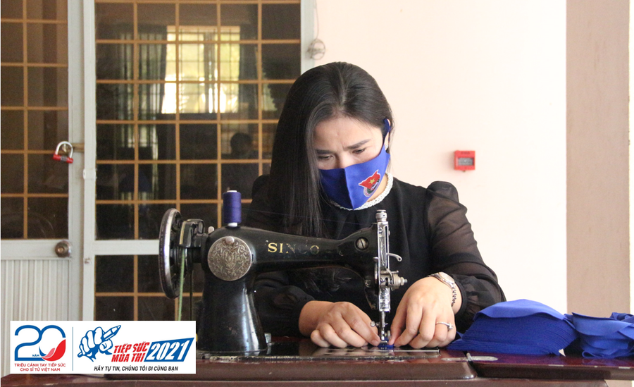 Chị Bạch Thị Mân, Phó bí thư Tỉnh đoàn Kon Tum, tham gia may khẩu trang. ẢNH: ĐỨC NHẬT