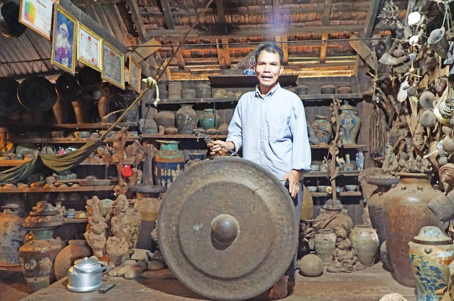 Anh Nguyễn Văn Hưng và chiếc chiêng có đường kính gần 1 m. Ảnh: Nguyễn Quang Tuệ