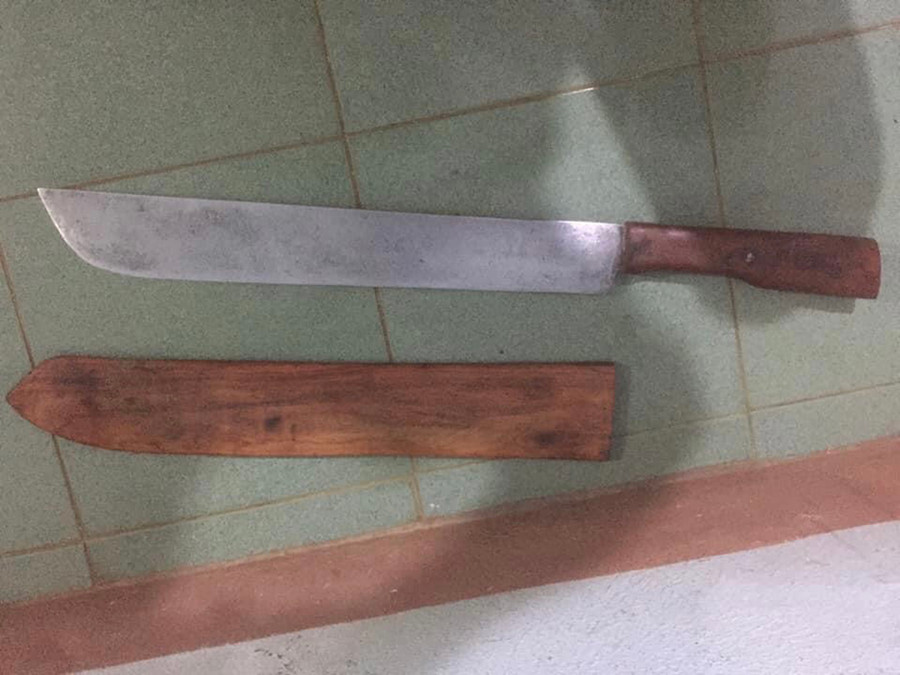 Con dao tự chế mà đối tượng Nguyên mang theo khi đi xe máy. Ảnh: Văn Ngọc  Con dao tự chế mà đối tượng mang theo khi đi xe máy. Ảnh: Văn Ngọc