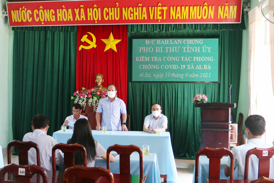 Quang cảnh buổi làm việc. Ảnh: Quang Tấn