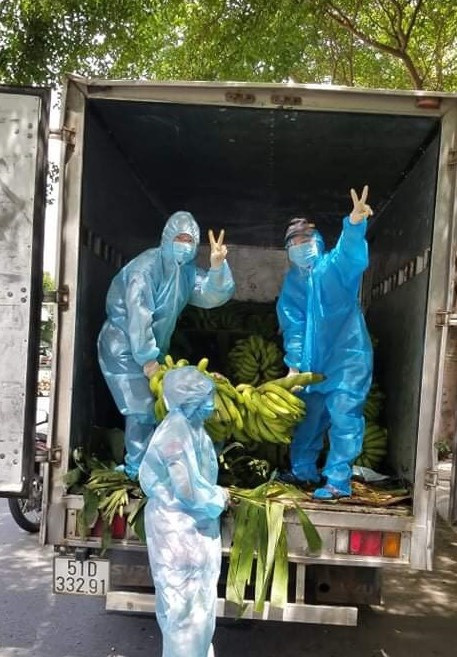 Vận chuyển rau, trái cây... vào cho người dân chung cư Ehome 3. ẢNH: THÙY DƯƠNG