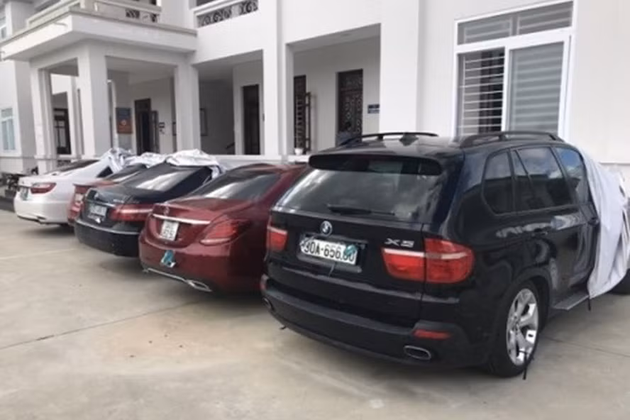  5 xe ô tô sang sử dụng biển số giả bị công an thu giữ. Ảnh X.B.