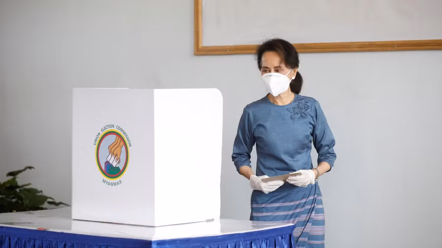 Bà Aung San Suu Kyi đi bỏ phiếu hồi tháng 11.2020 - Ảnh: Reuters