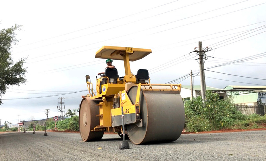 Thi công tuyến đường liên huyện Pleiku-Đak Đoa-Chư Sê đoạn qua thôn Hàm Rồng (xã Ia Băng, huyện Đak Đoa). Ảnh: Lê Hòa