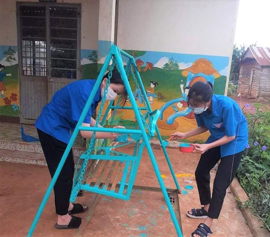 Đoàn xã Ia Hlốp làm mới khu vui chơi cho trẻ em. Ảnh: Trần Dung Đoàn xã Ia Hlốp làm mới khu vui chơi cho trẻ em. Ảnh: Trần Dung