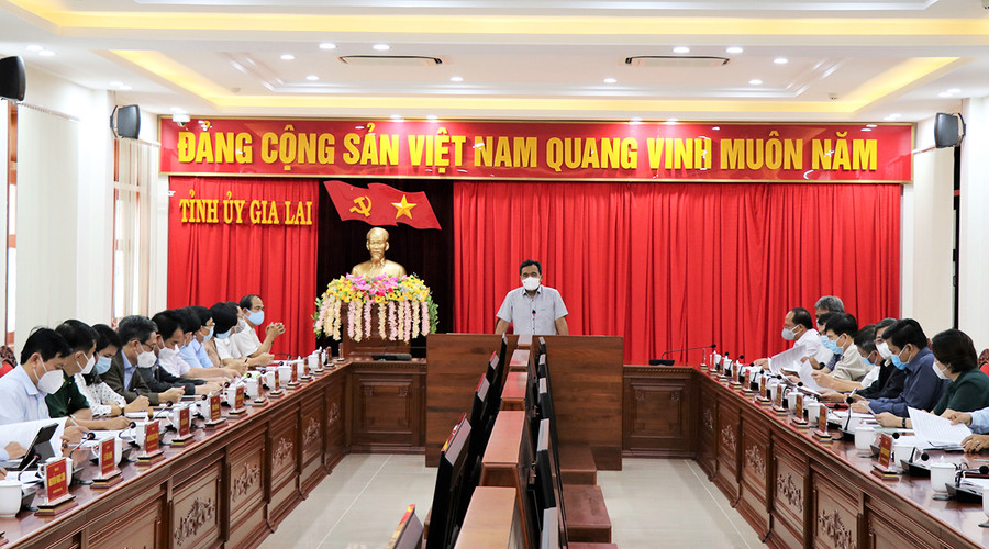 Bí thư Tỉnh ủy Hồ Văn Niên thay mặt Ban Thường vụ Tỉnh ủy thống nhất chủ trương đón công dân Gia Lai có hoàn cảnh khó khăn, cấp bách về tỉnh. Ảnh: Phương Linh
