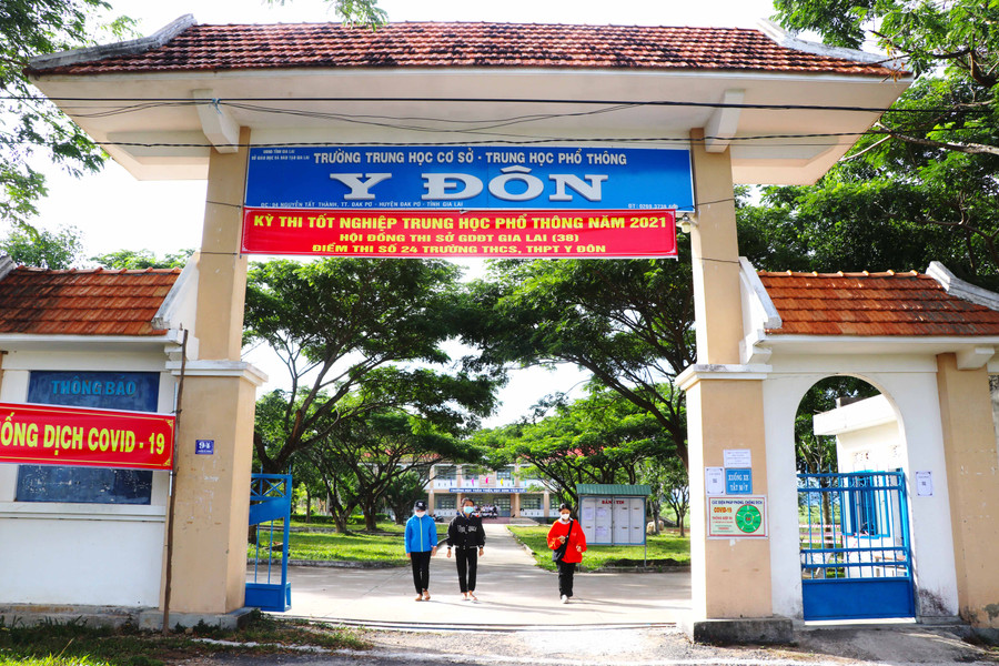 Thí sinh điểm thi Trường THCS-THPT Y Đôn (huyện Kbang) kết thúc kỳ thi với môn Ngoại ngữ. Ảnh Ngọc Minh 