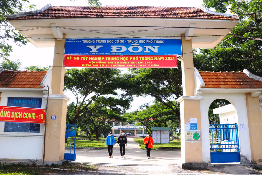 Thí sinh điểm thi Trường THCS-THPT Y Đôn (huyện Kbang) kết thúc kỳ thi với môn Ngoại ngữ. Ảnh Ngọc Minh 