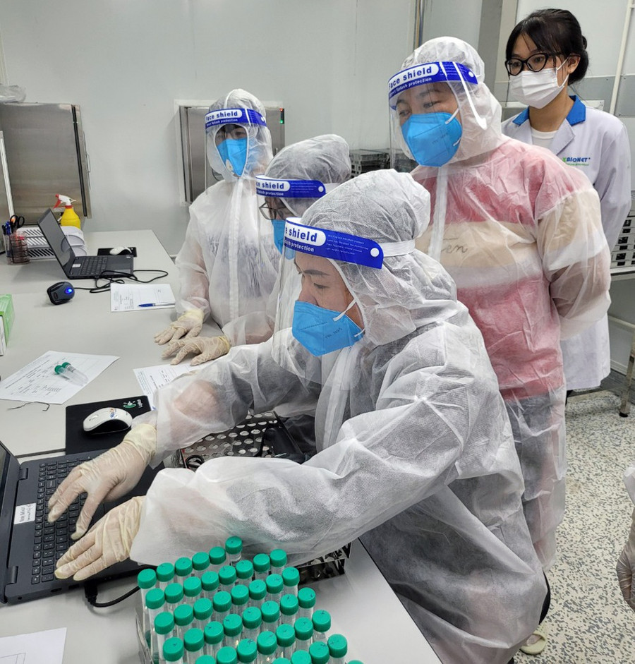 Các tình nguyện viện Trường CĐ Y tế Lâm Đồng lấy mẫu xét nghiệm Covid-19. Ảnh: Trường CĐ Y tế Lâm Đồng