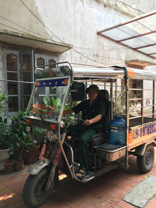 Anh Cường và chiếc xe chở thuê để có tiền giúp đỡ đồng đội. Ảnh: G.T Anh Cường và chiếc xe chở thuê để có tiền giúp đỡ đồng đội. (Ảnh: G.T)